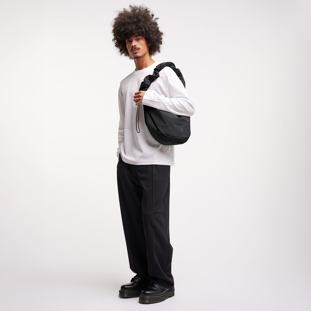 GOT BAG Moon Bag ruffle black mono Model boy 2