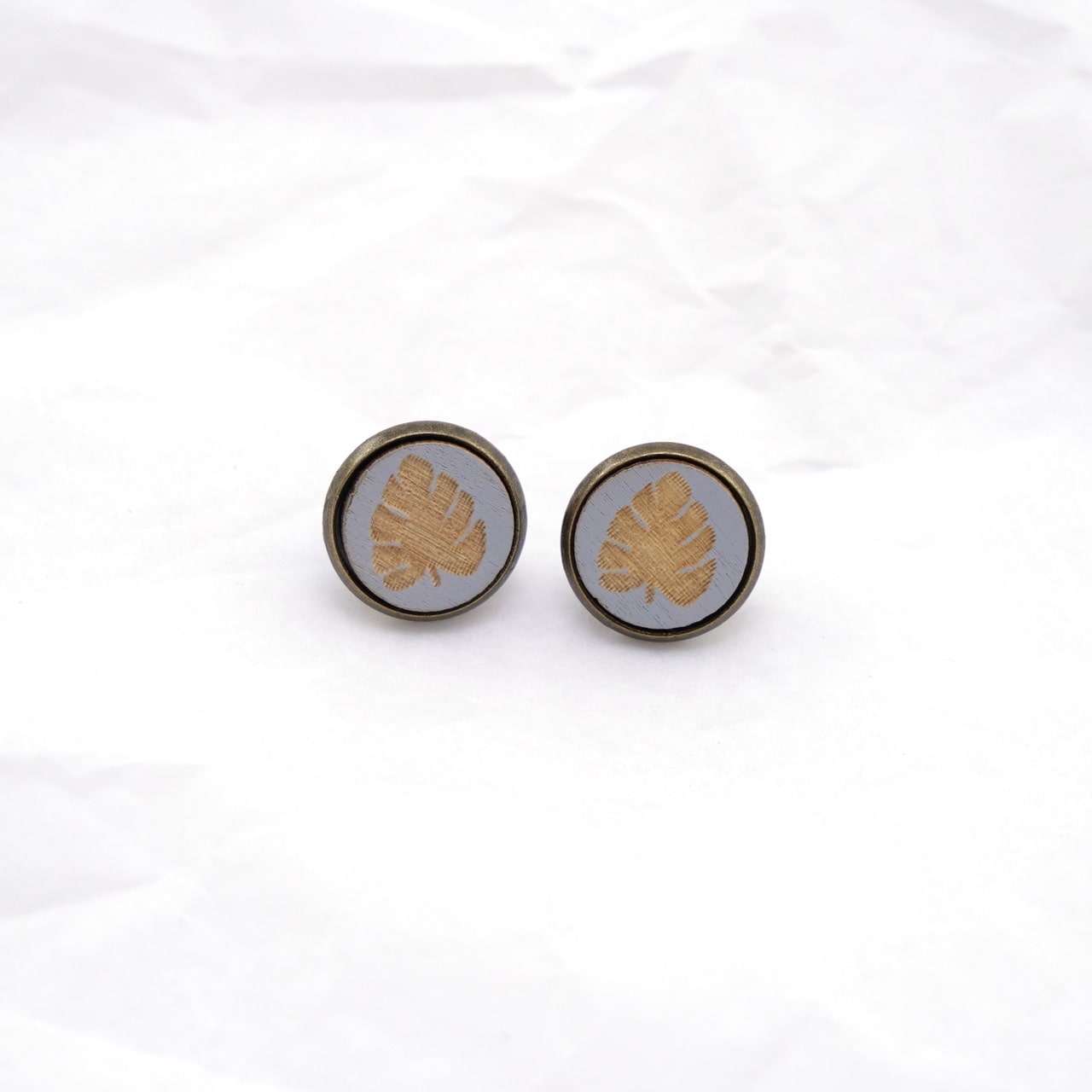 Ohrstecker Holz Blatt grau front