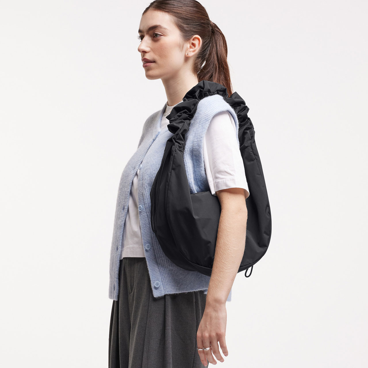 GOT BAG Moon Bag ruffle black mono Model girl 1